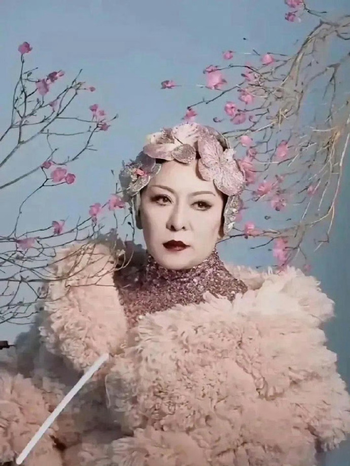 向太化妆师年薪百万，巧手让她年轻十几，妆功超厉害。