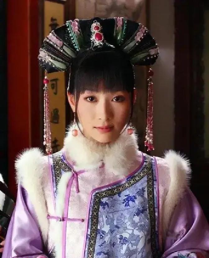 每年躺赚上千万的《甄嬛传》，播出14年，评分9.4焊死。你以为它是宫斗剧？错