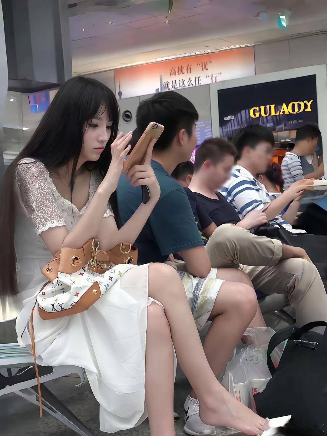 没有什么动作比挑鞋还有女人味了