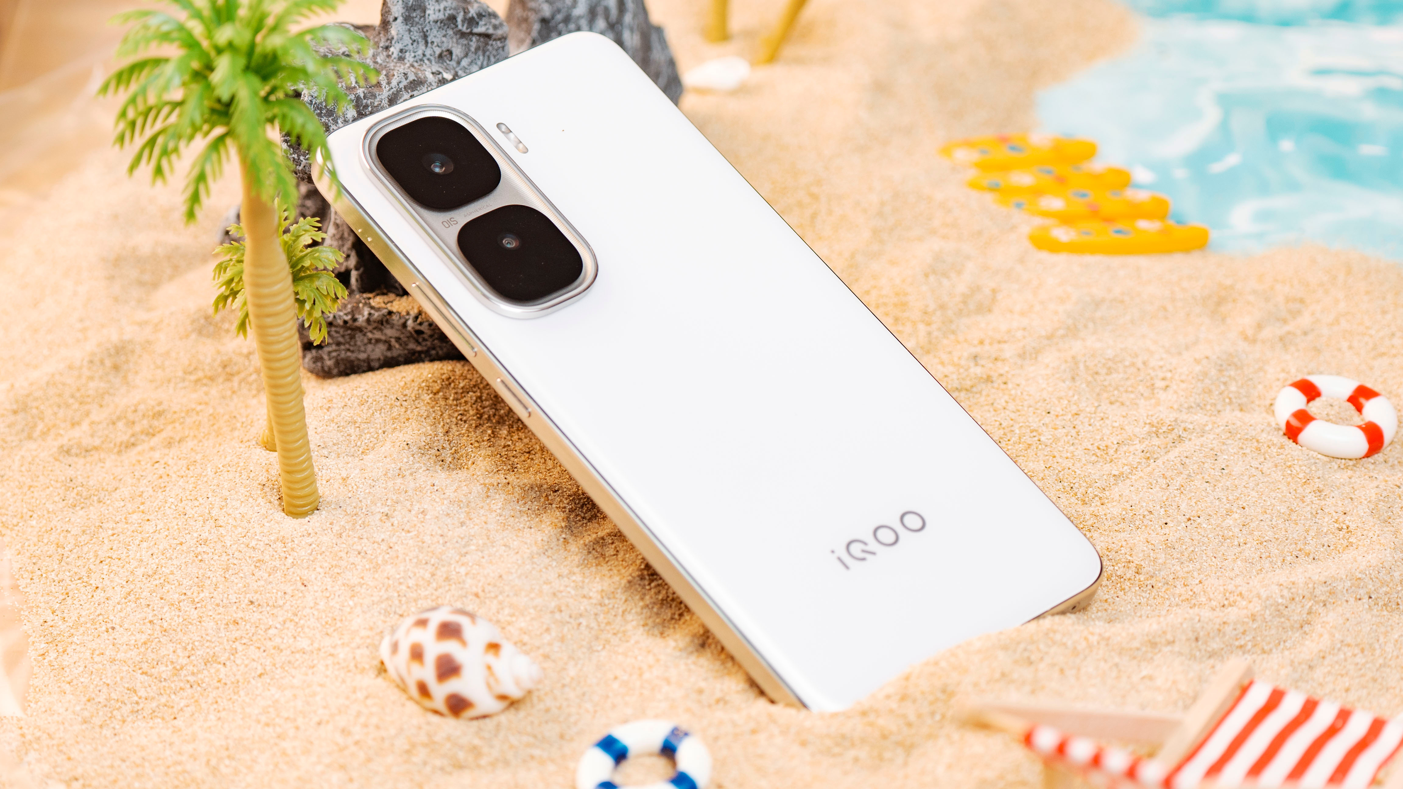 给大家提前看一眼即将发布的iQOONeo10Pro+驰光白，我才不相信你们不