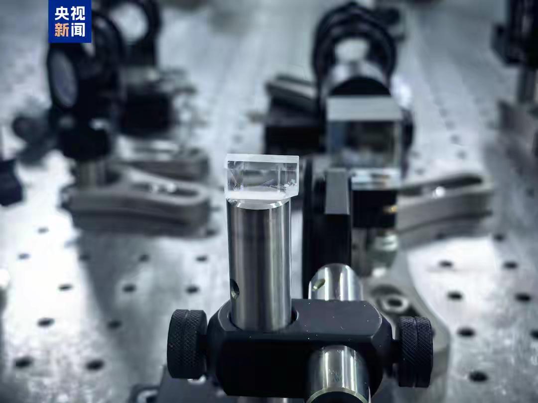 “中国牌”晶体再获重大突破：指甲盖大小的一块，竟能让美国实验室连夜改图纸01