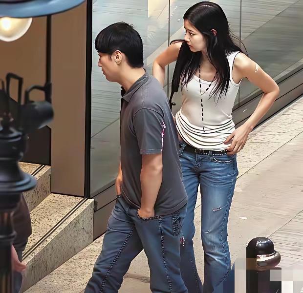 早期，乐基儿与黎明逛街的画面，那时的她看着也就20来岁的样子，妥妥的美少女一枚，