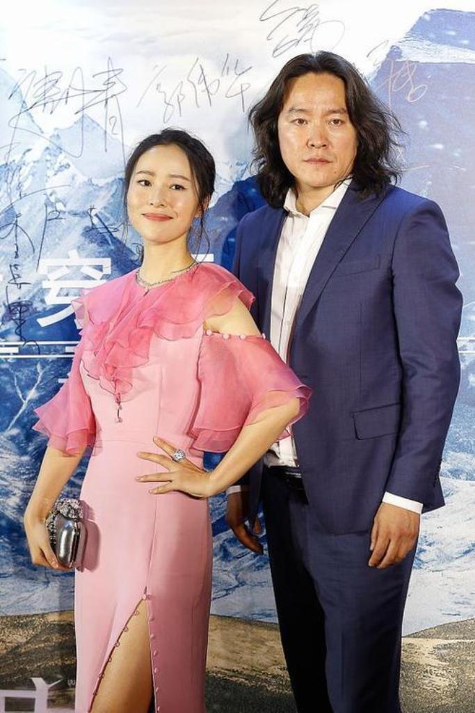 江一燕官宣离婚的消息，着实让人意外！毕竟前两年她才承认婚育，一家三口在云