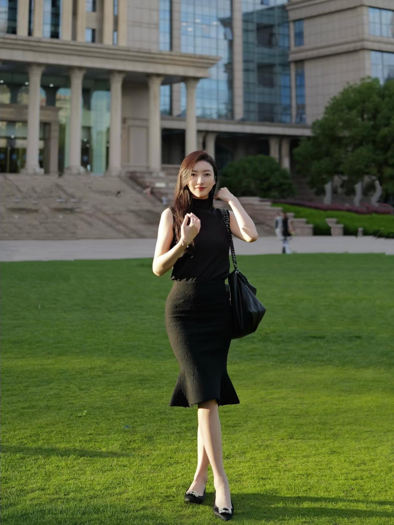 临江仙·都市风致三章其一翠坪铺就阶前绿，高楼立尽云光。黑裙裁得楚腰长，露