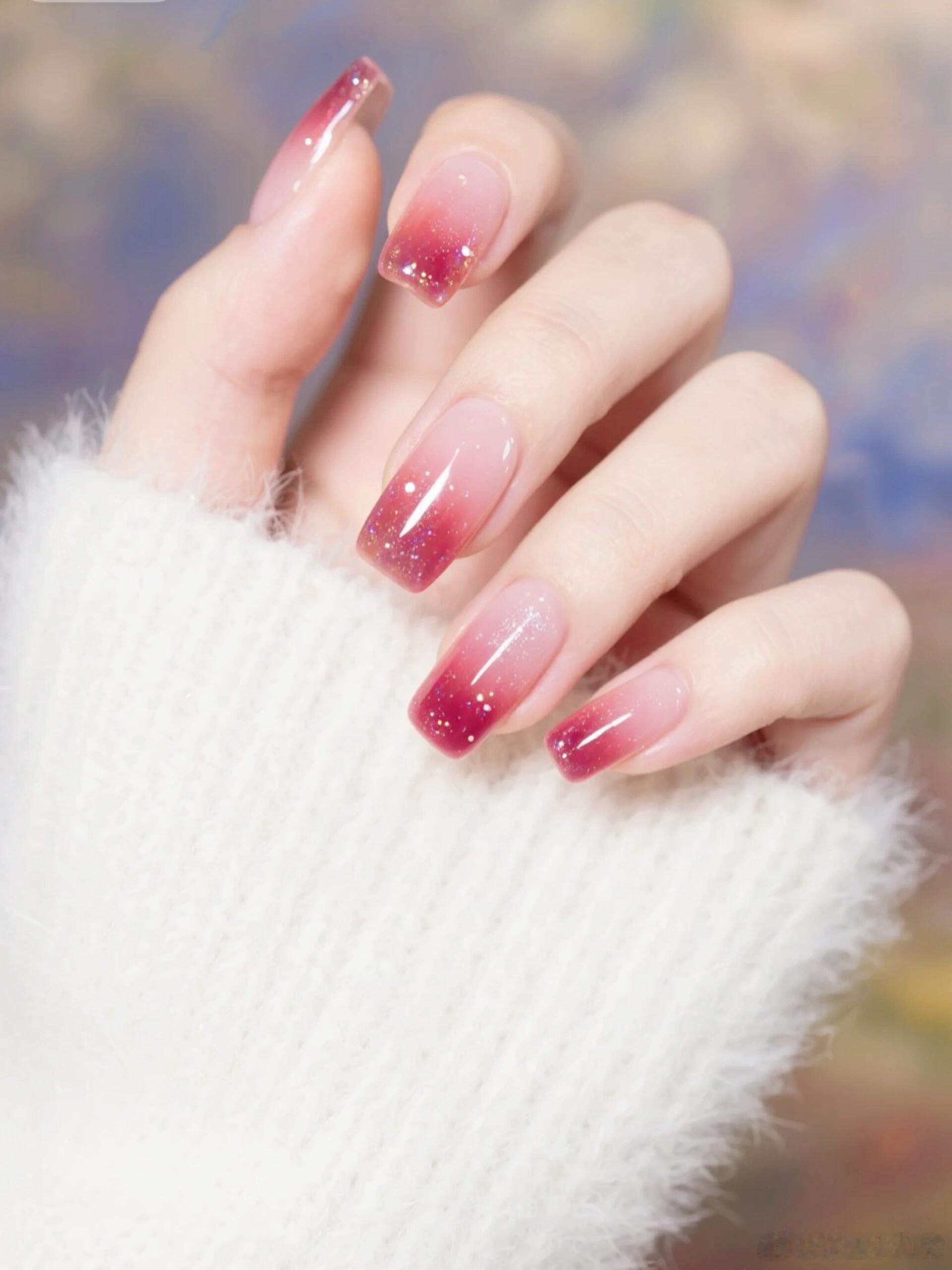 冬日氛围感美甲美妆V赏把莓果的甜、可可的柔、壁炉的暖都揉进指尖，这抹掌心里的冬日