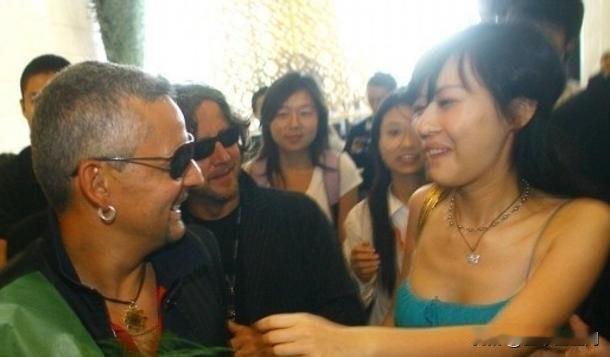 2007年巴乔中国行，陌生女孩献吻，后来才知她叫田朴珺2007年8月，北京朝