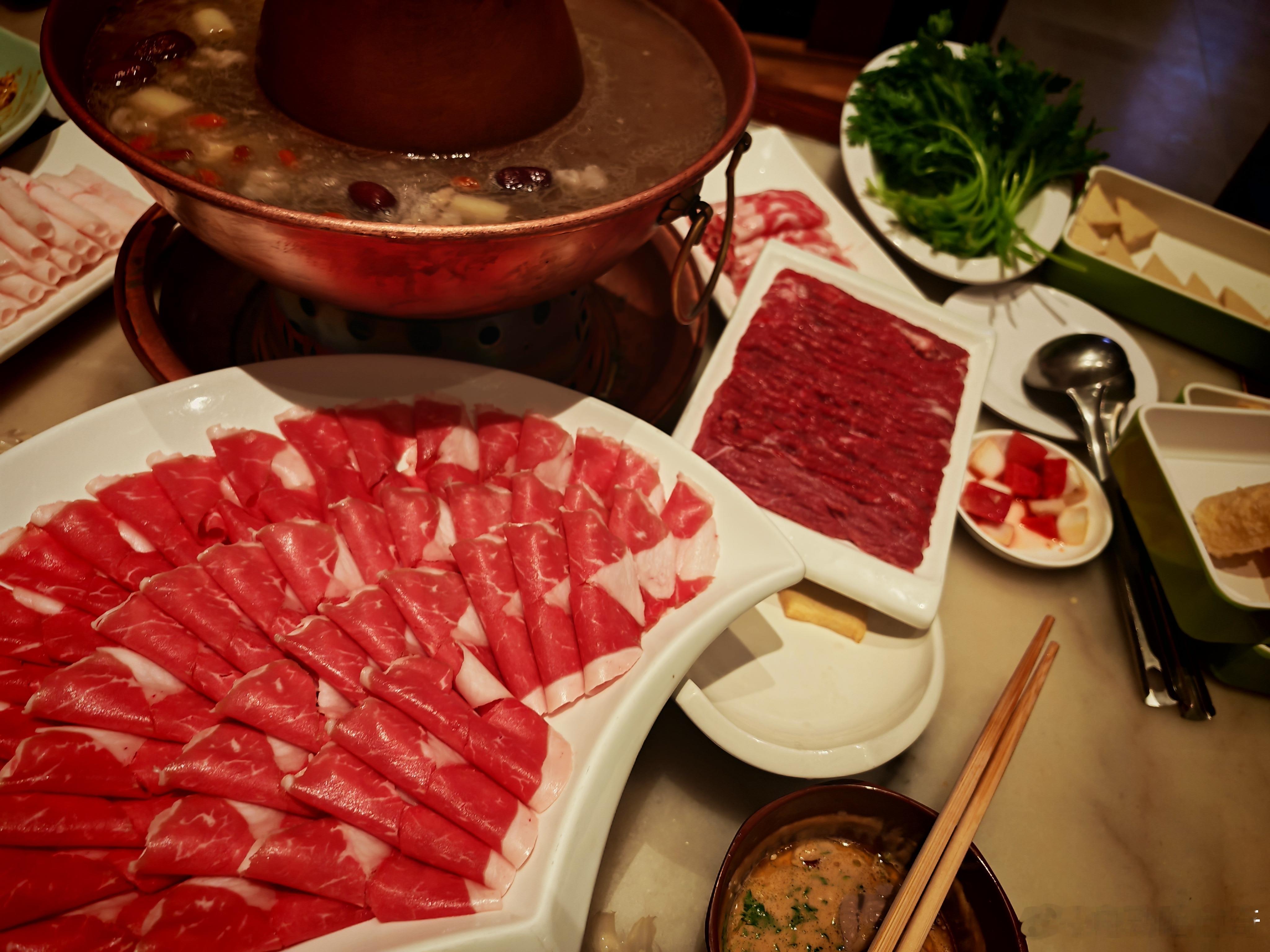[doge]终于知道为啥叫南门涮肉了…因为开在天坛南门，一排前面两百多桌，太牛了也…