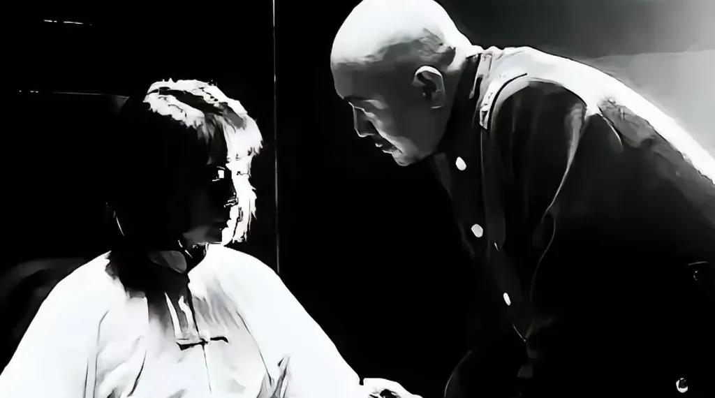 1941年，汉奸头子周世奎半夜审讯女地下党，当他掀开对方头发时，却瞬间面如死灰，