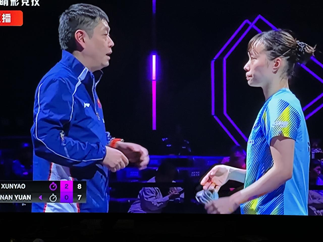 石洵瑶的场外教练是邱贻可！2026乒乓球WTT重庆冠军赛，16分之1女单决赛