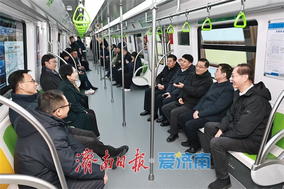 三条轨道交通新线路开通 市领导与市民代表共乘地铁