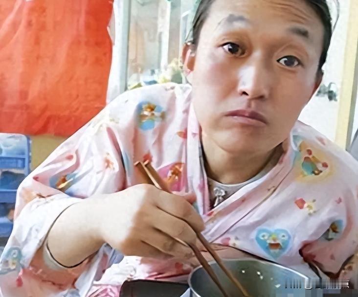 搓澡工邹春兰，9枚金牌换不来一个孩子，她现在过得咋样？她曾是全国举重冠军，拿过