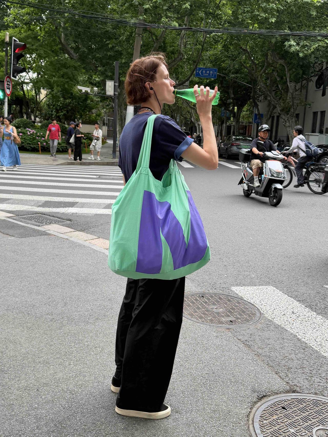 上海街头的路人街拍，简约松弛就好看！魔都街头穿搭主打随性自然的松弛氛围感，大多
