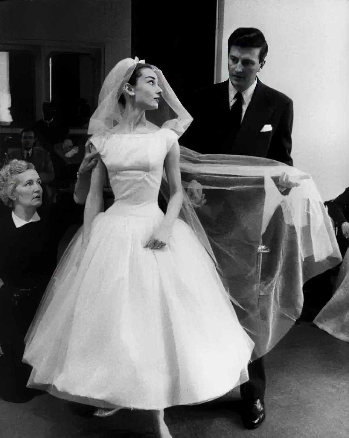 1992年冬天的巴黎医院，奥黛丽·赫本望着窗外的雪，瘦得只剩一把骨头。医生说