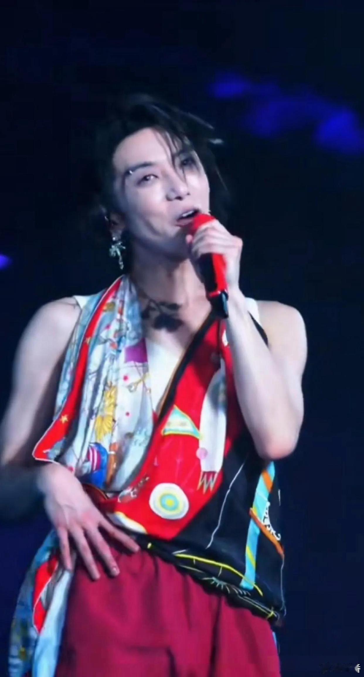 华晨宇怪不得愿意穿女装开演唱会呢，他的身材真的很好，手比女人的手还好看，舞台造型