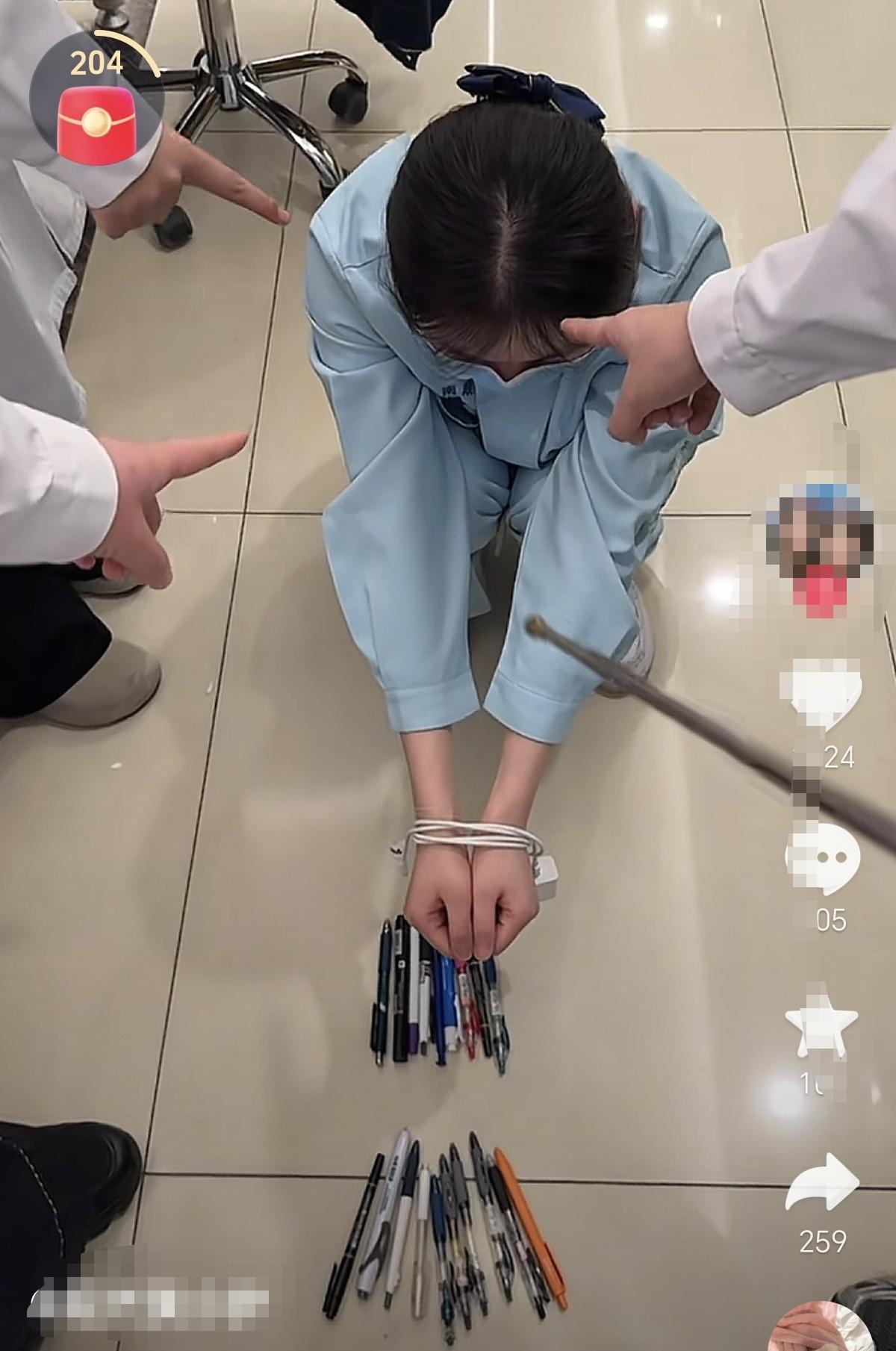 同事甲乙丙丁：我说我的圆珠笔，怎么会经常找不到呢。原来都是被你拿走了啊，你拿那么