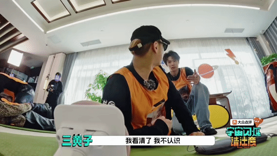 黄子韬曾因认不出刘宇宁道歉刘宇宁可是黄子韬婚礼主桌看黄子韬认人真的笑不活了，对着