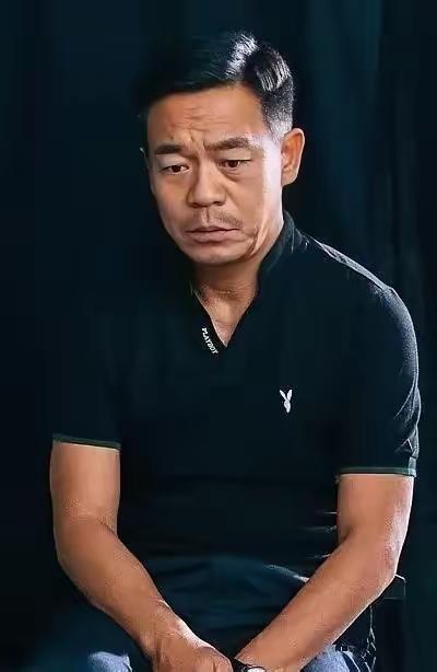 58岁的孙浩至今未婚，没有孩子。记者问他想不想找伴共度余生，他苦笑说，那还不如去