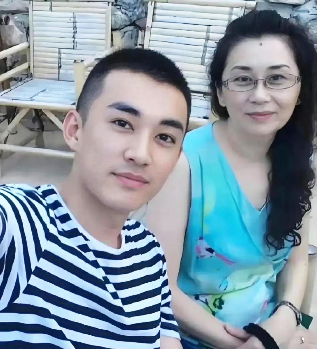 最近刘学义妈妈的照片在网上传开，不少人看了都忍不住感慨：这基因也太能打了！照片里