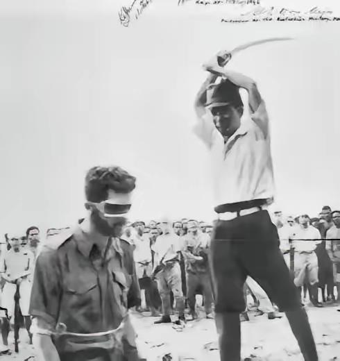 1944年，美军在日军尸体上发现了日军挥刀斩首澳大利亚陆军中士伦纳德的照片。照片