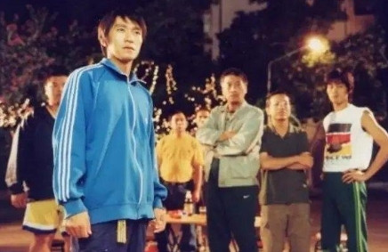 2000年，周星驰拍《少林足球》时经费不足。有场戏需要请来40000名群演，费用