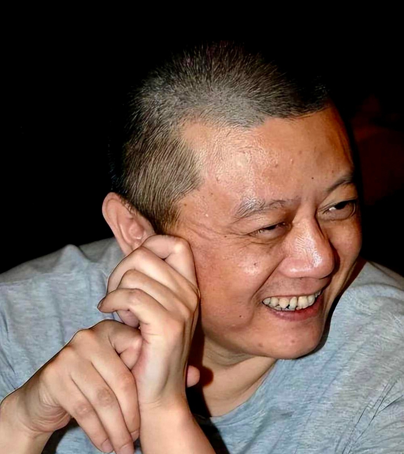 王朔说：最歹毒的赞美就是把穷苦人家的磨难当做励志的故事，去愚弄底层的人们。80岁