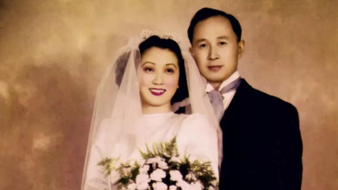 1950年，美国情报人员在钱学森家外监视，钱学森的妻子蒋英正在弹《黄河大合唱》，