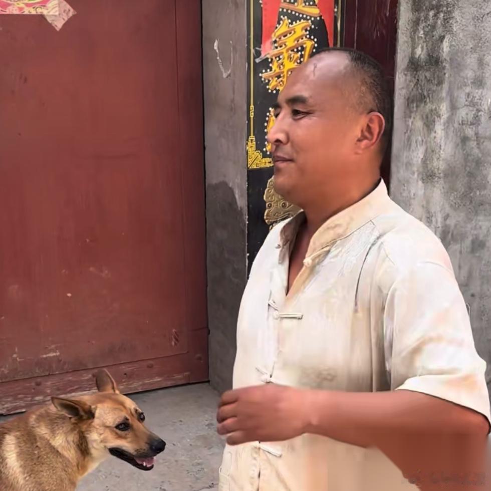 27年旧账，一男的找上门。大衣哥不在家，大衣嫂没慌，直接举手机。“啥账？你说清