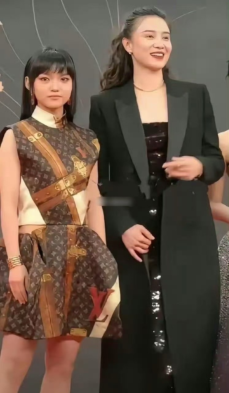 有谁知道宋佳身旁那位身着LV裙装的是谁，有些眼熟，不知道是哪个资本家的小公主？