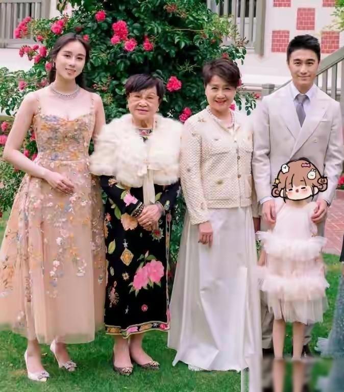 梁安琪是和妈妈一起生活，从她携母度假被偶遇就能看出来。赌王离世后，她很少把自己的