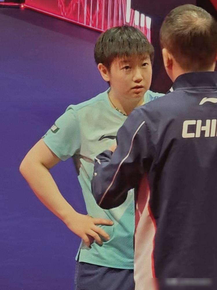 马琳急得直挥手，孙颖莎偏不听劝。新加坡大满贯，打世界第85名，马琳让她稳着打