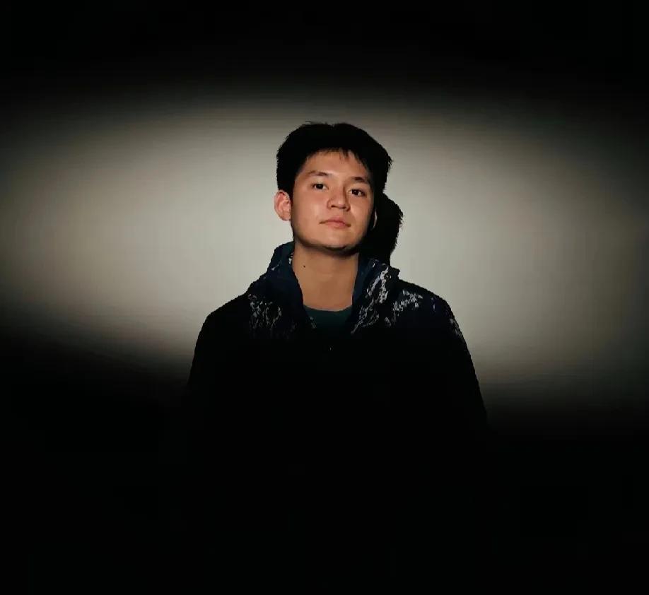 林诗栋抖音发三张图片，与其说照片会唱歌，不如说自己不会唱了。这样的小石头眼