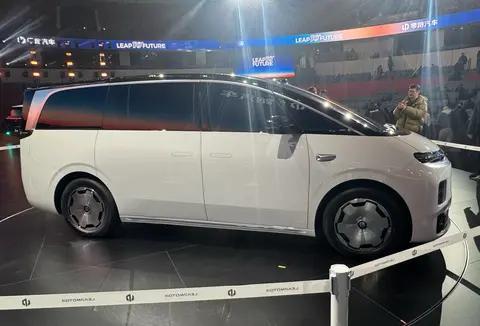 零跑这次十周年发布会，直接推出了品牌旗下第一款MPV，叫D99。这事儿...