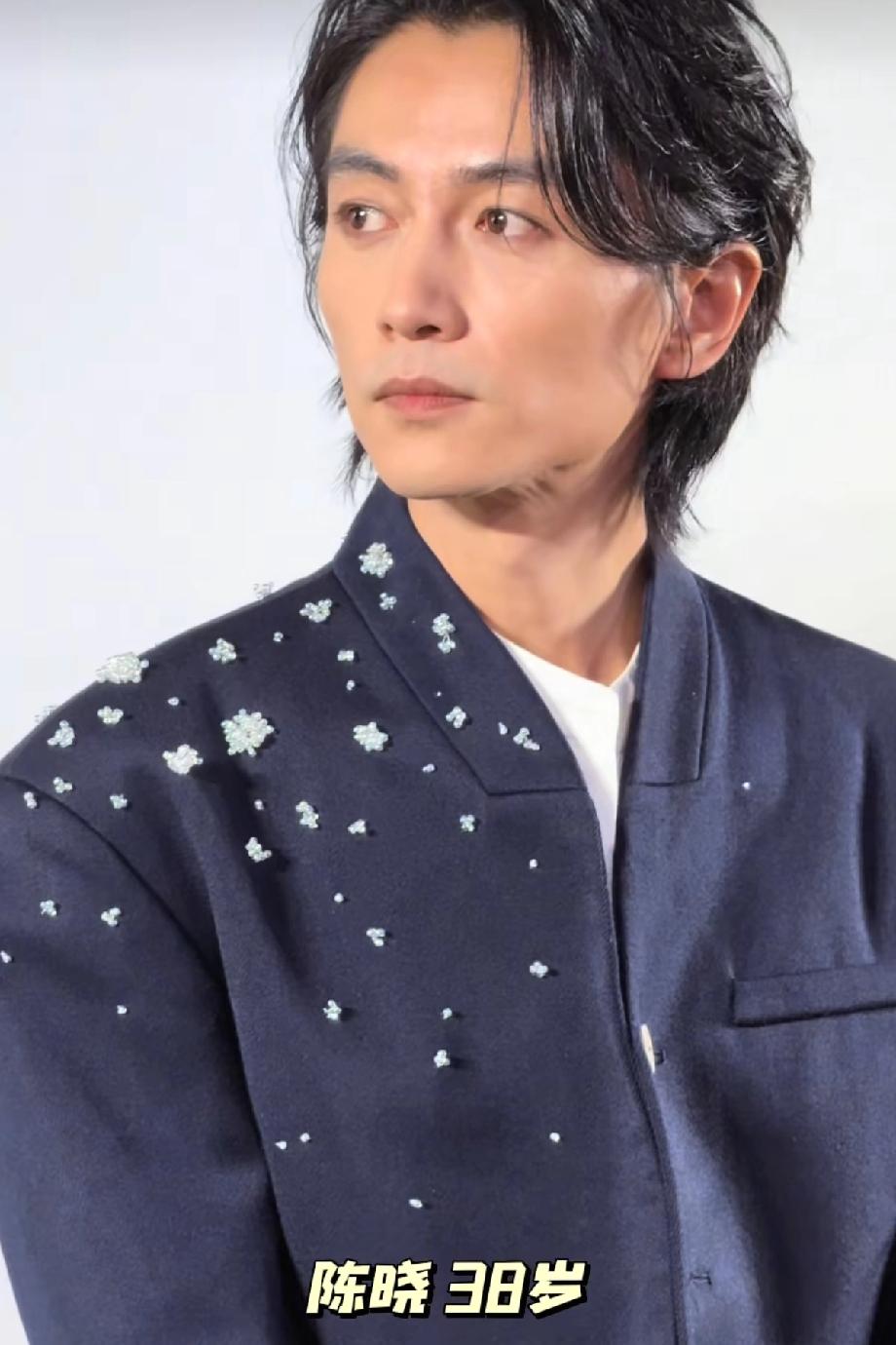 不要说陈晓瘦得脱相了，而是《大生意人》的角色需要，因为他是一个很注重演技细节的人