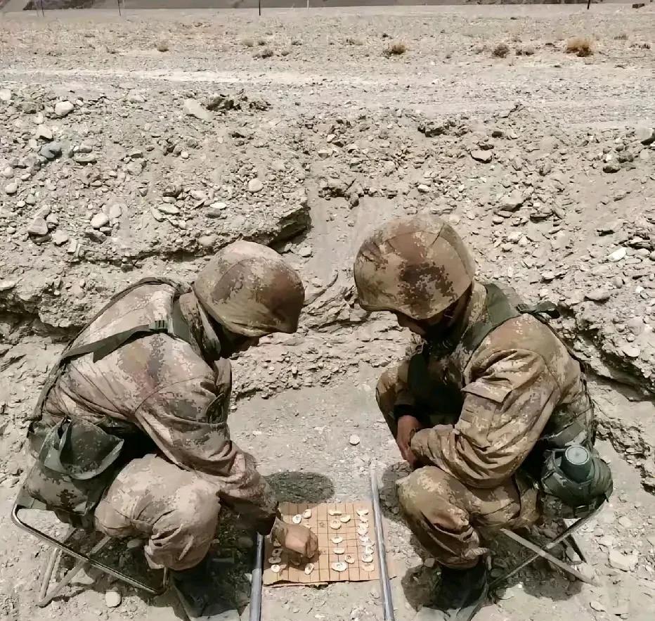 人手一根棍棍，站着可以打印，坐着可以下棋，向高原边防军致敬！我边军的战斗力果然不