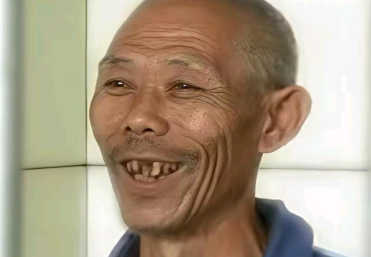 一个六旬老头，对全村唯一肯接济他的远房侄媳妇，下了毒手。进审讯室后，他大模大样翘