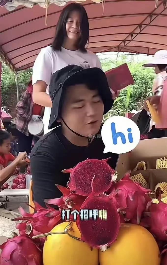 全红婵最近回老家还帮着哥哥打包火龙果，看着很接地气。哥哥在前面卖货买的开心，妹妹
