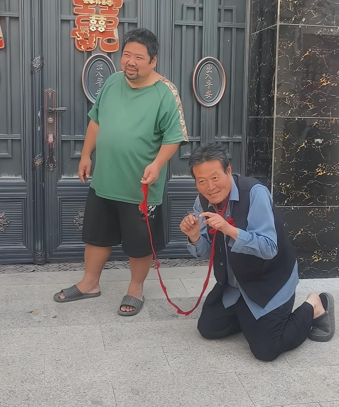 25年老群演，跪在大衣哥家门口并扮成“狗”，这是要干啥啊！大衣哥这是上辈子做