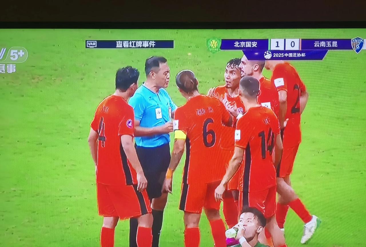 丢球，红牌，云南玉昆开场30分钟连遭打击！可以说，这两个判罚都没有问题！虽然这张
