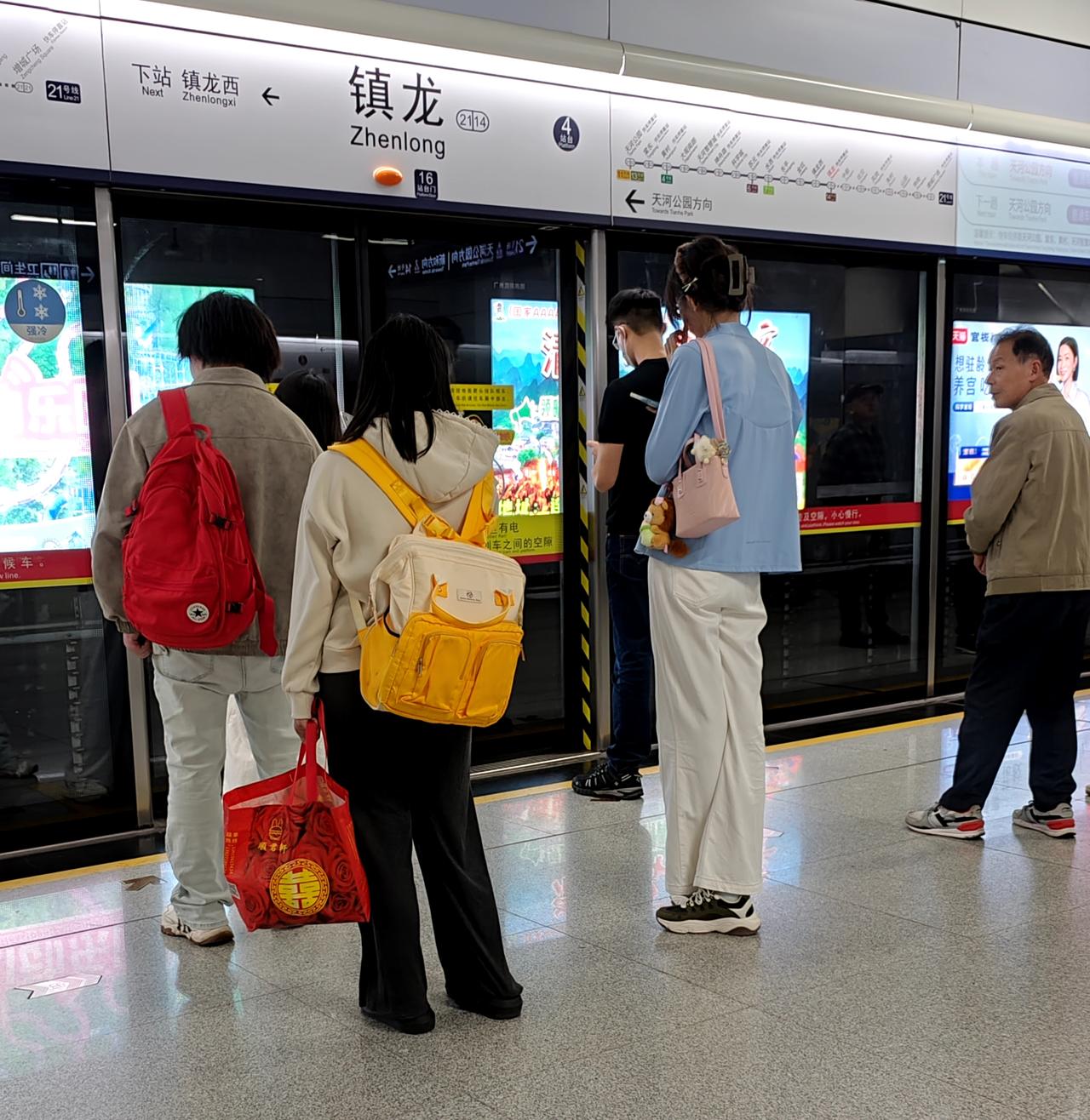 今天下午坐地铁的时候，在镇龙往天河公园方向看到这个比较高的靚女，在车厢里面，她的