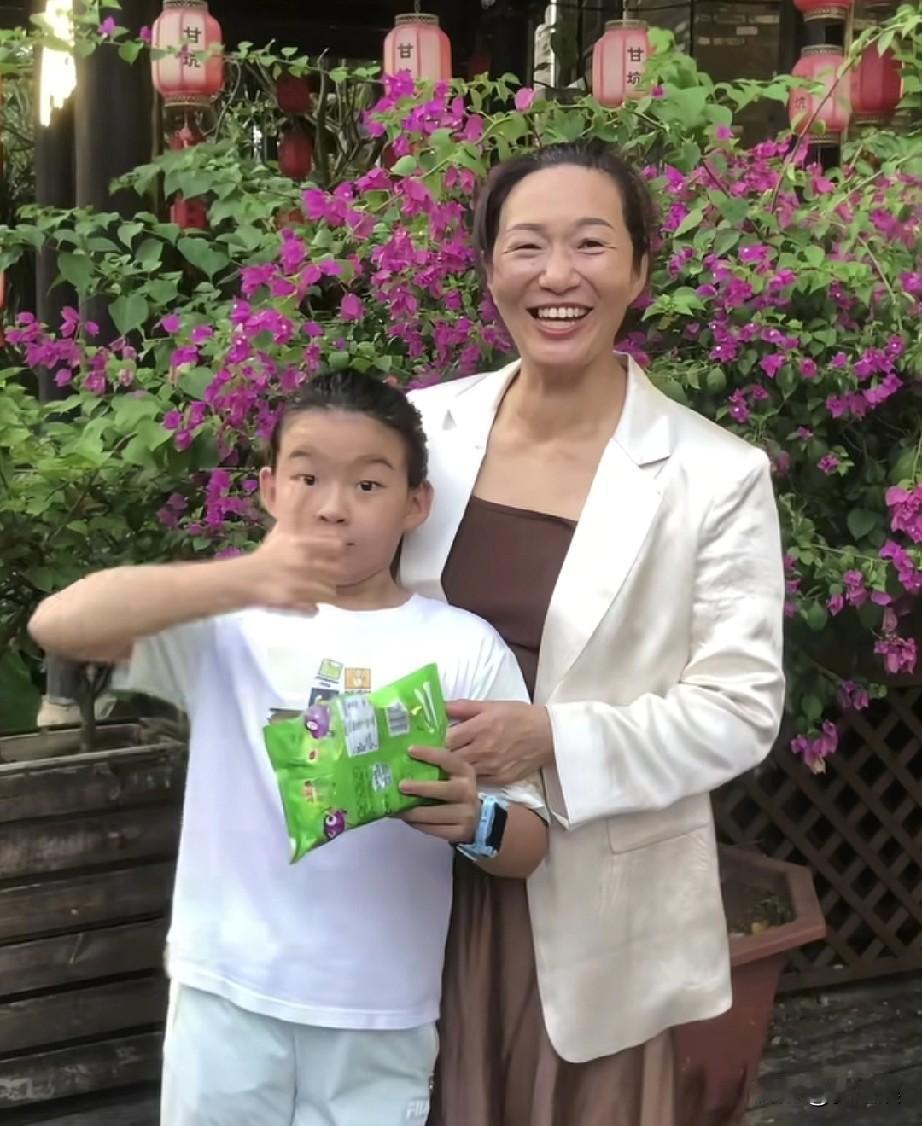 谢浩男，妹妹就是他的小版！小妹和哥哥太像了，感觉妈妈领着浩男，真是太可爱了，五