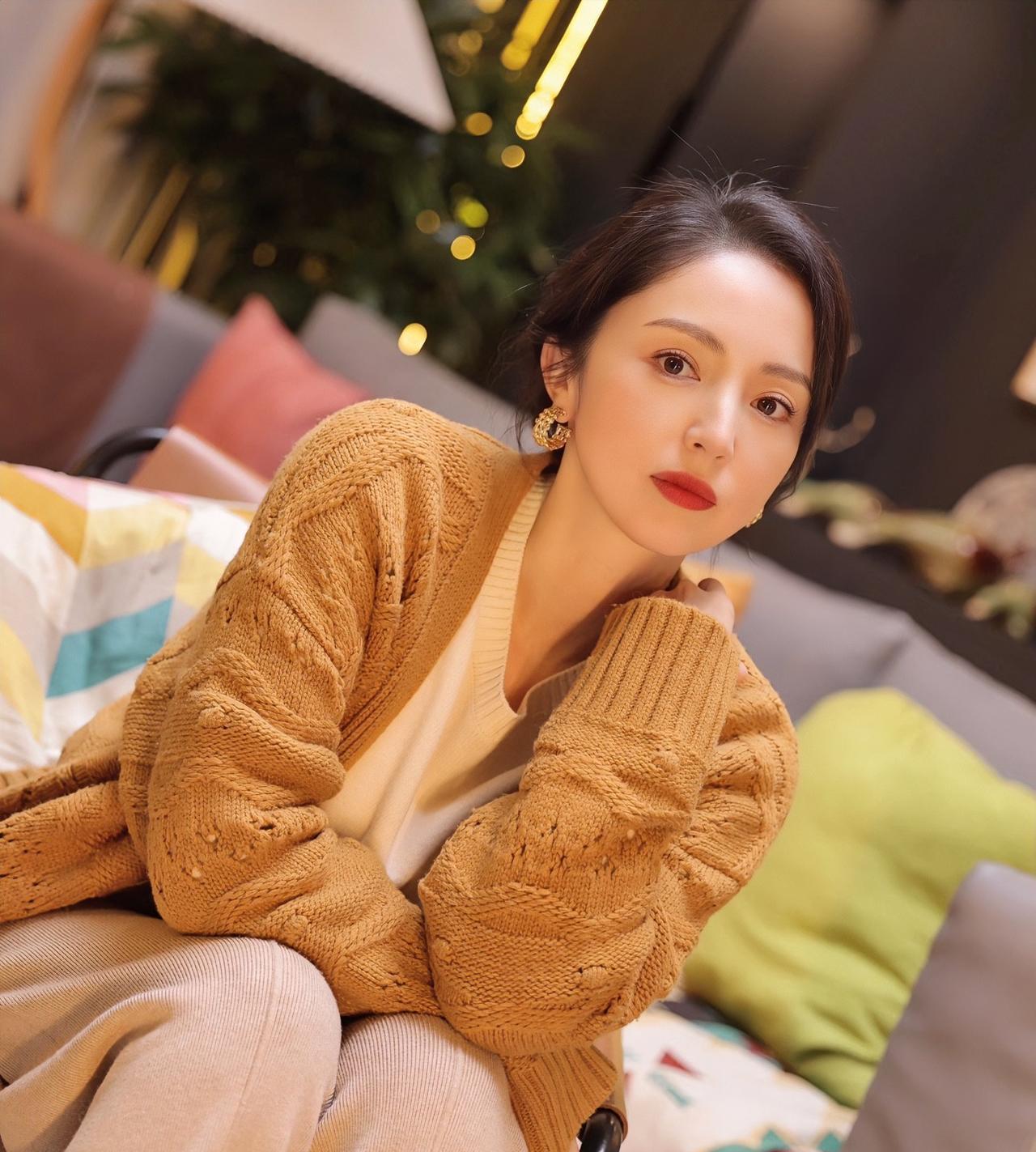 大家发现了吗？董璇如今这种二婚生活，最根本的原因就是她自己自卑，她觉得之前的