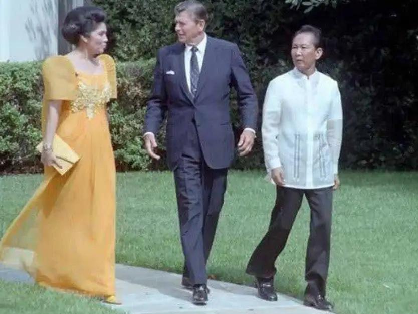他"顺"了国库100亿美全。为了让老百姓吃饱肚子，他"愁"白了头，同时偷偷往