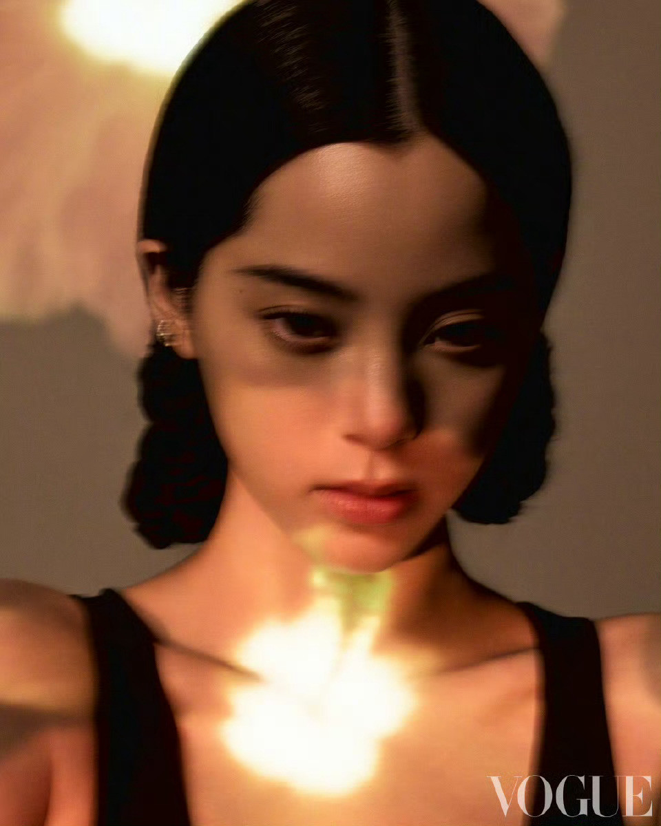 欧阳娜娜VOGUE美容报封面欧阳娜娜美丽白日梦VOGUE大片摄影：胡加灵​​​