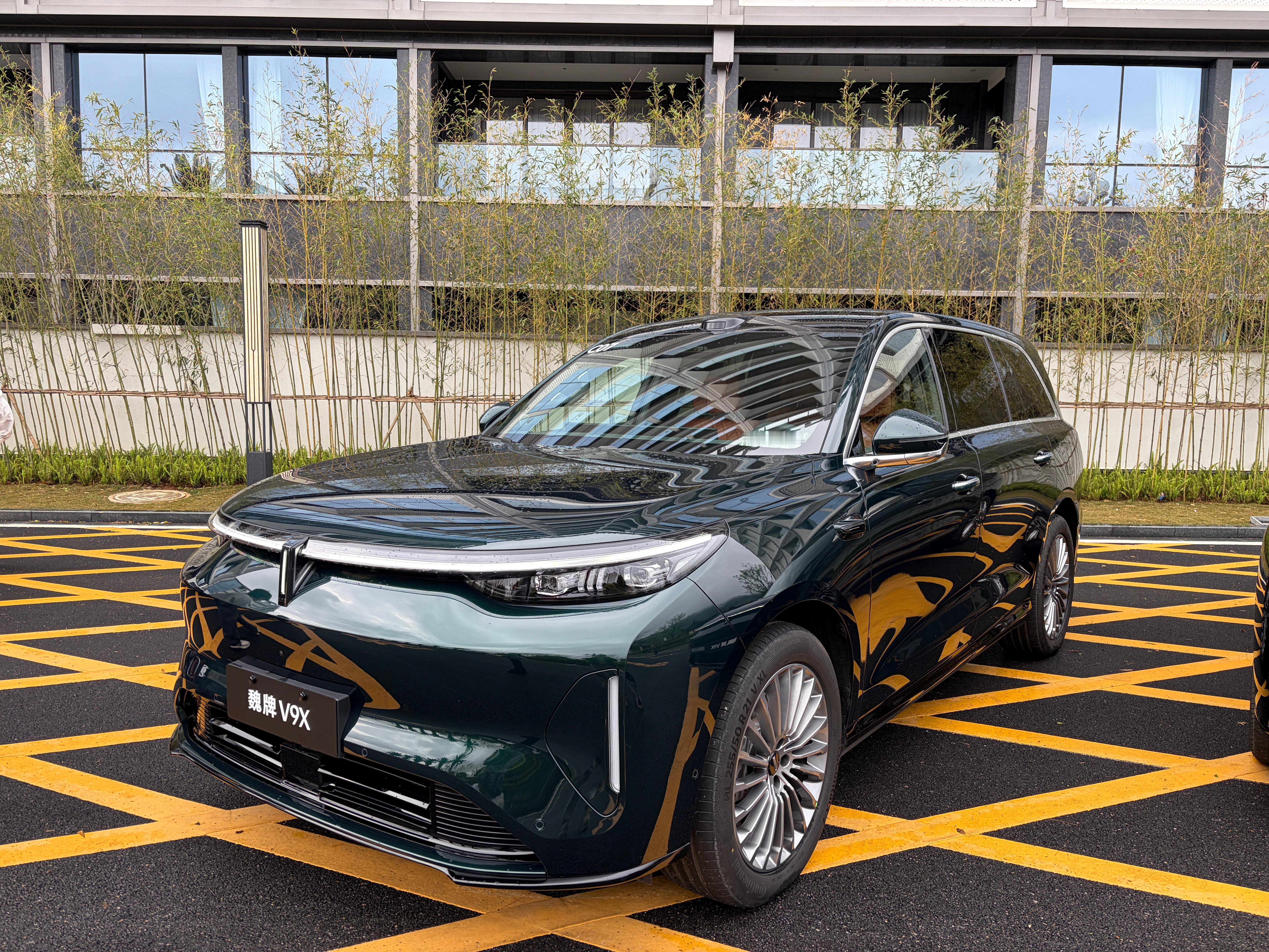 魏牌V9X上同样有很多没用的设计。比如图1，魏牌那个立标是卡在贯穿式日行灯中间，