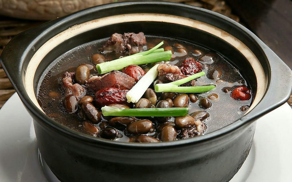给老公炖汤就选它黑豆猪骨汤温润汤方，连喝几天浑身舒坦黑豆配猪骨，这一碗汤，喝