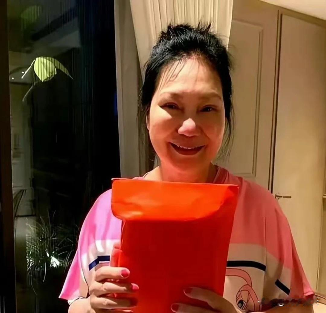 S妈连发三条动态喊“骗子”，汪小菲一句没回，只带孩子在台北夜市吃卤肉饭。