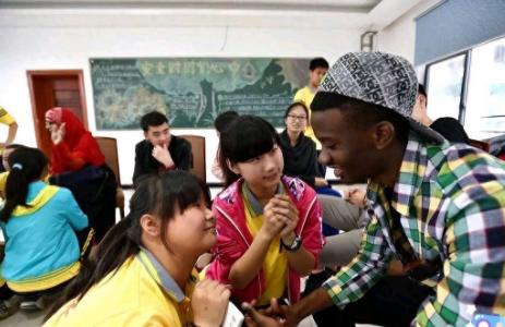 留学生一句狂言引发热议，五万外国孩子正在中国求学。近几日，留学生在公共场合说
