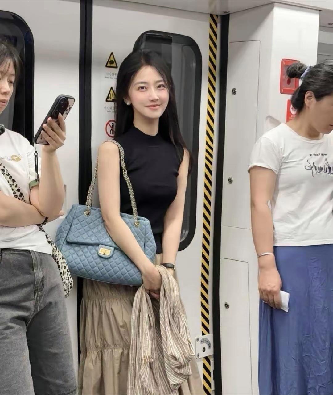 高铁上看到的，小姐姐颜值好高啊