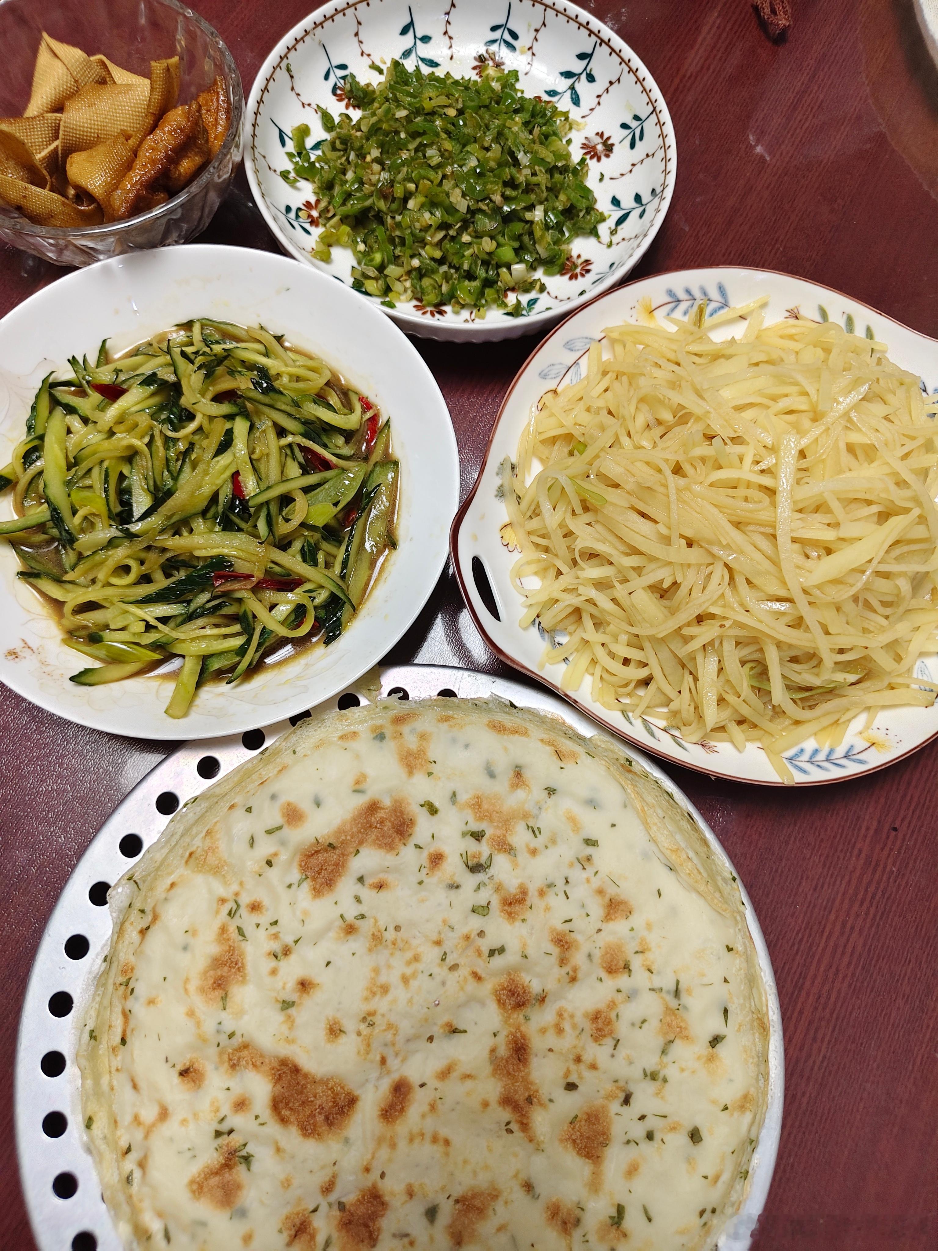 孩子进门，饭在桌上等着。再晚也要吃晚饭花椒叶煎饼＋炒青椒＋凉拌黄瓜丝＋醋溜土豆丝