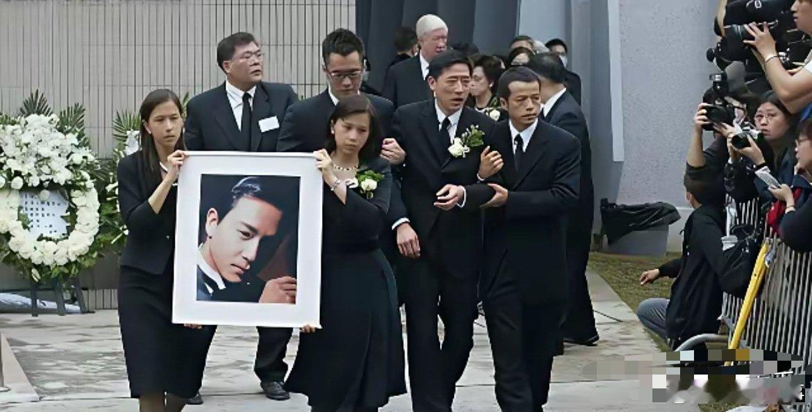 2003年，张国荣的遗体缓缓被送进火化炉，仅仅5分钟，一切都化为了灰烬。身高18